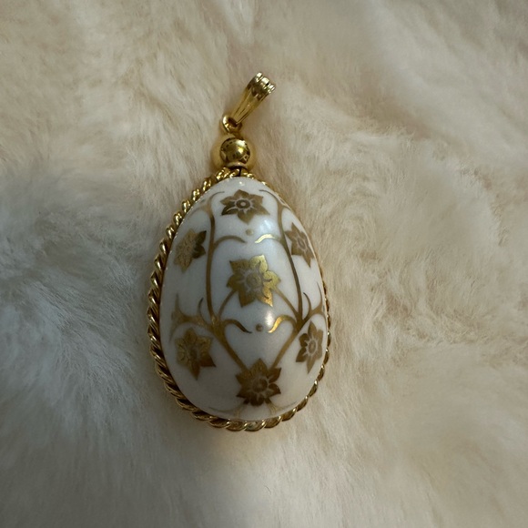 Franklin Mint "Easter Egg"
Pendant 24K Gold Over
Bisque Porcelain - No Chain - Picture 1 of 5